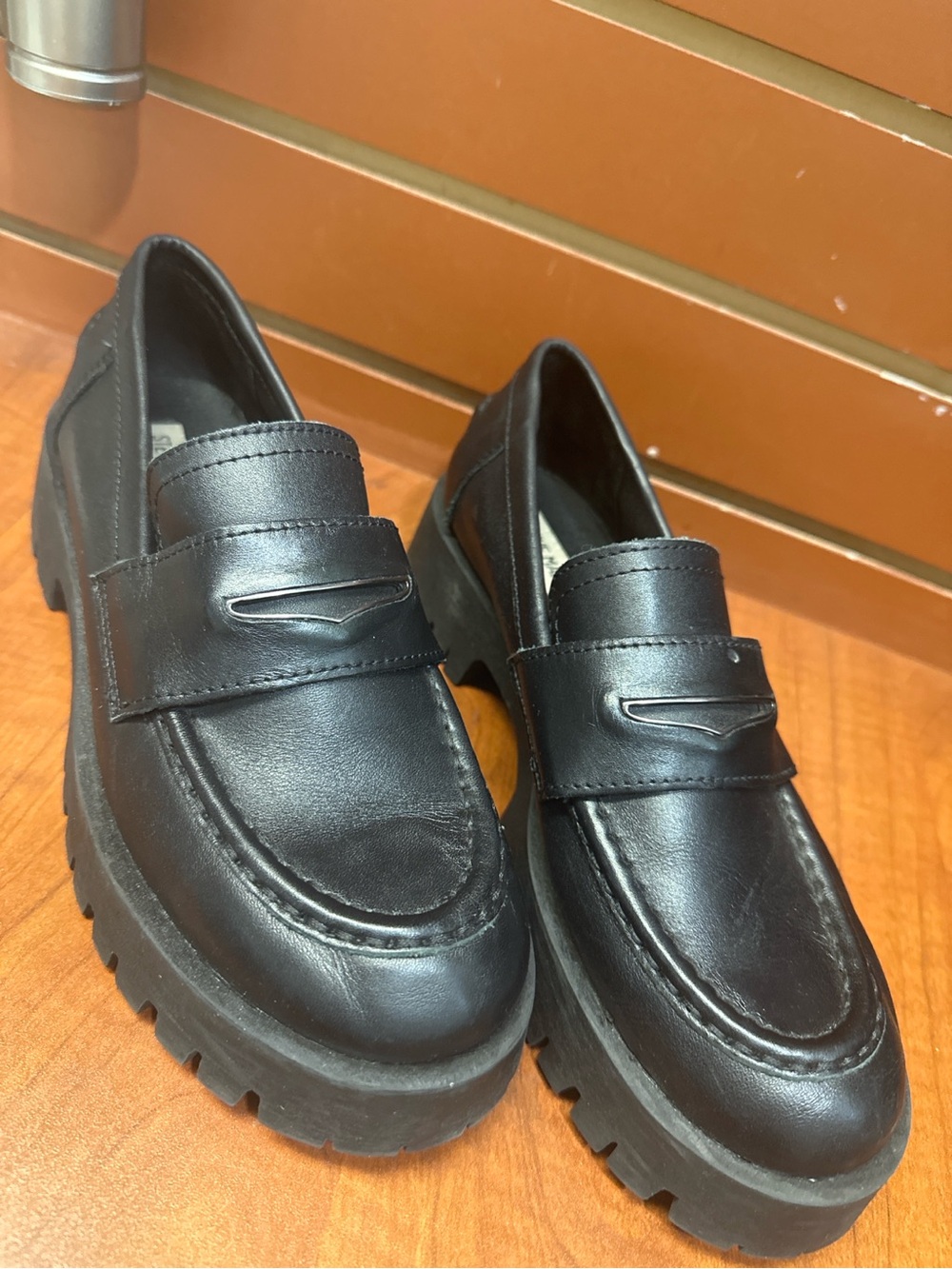 Steve Madden Lawrence Black Leather Chunky Lug Sole Loafers Size 8M - Picture 2 of 5